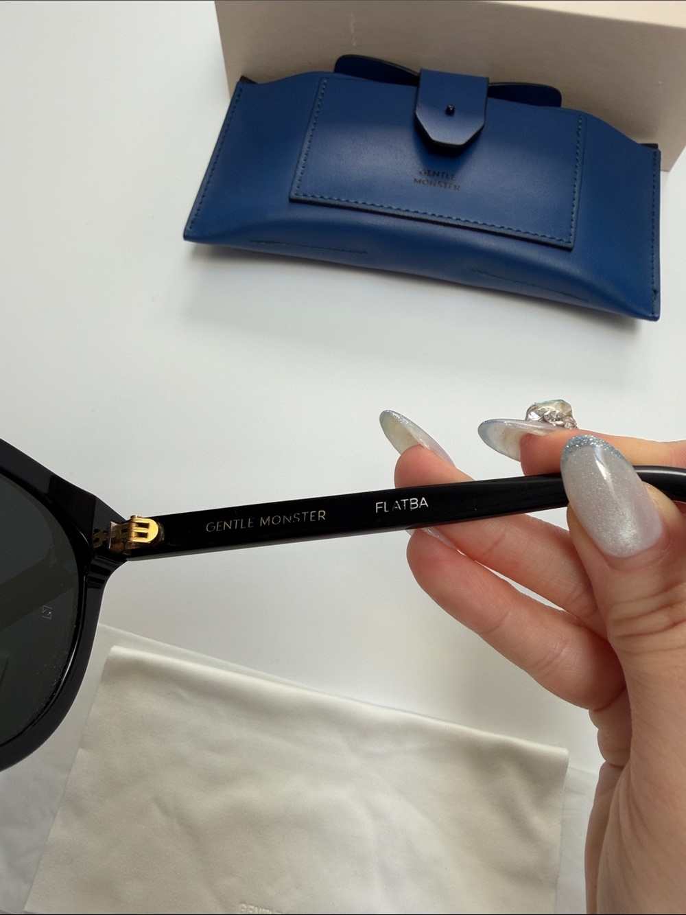 GENTLE MONSTER Black Cat-Eye Sunglasses with Blue Case - Picture 9 of 11